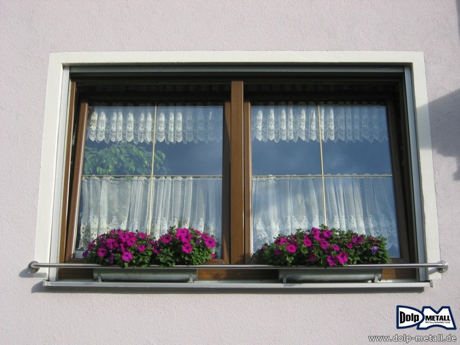 Blumenkasten Absturzsicherung - Fensterreling (3) - DOLP-METALL e.K.